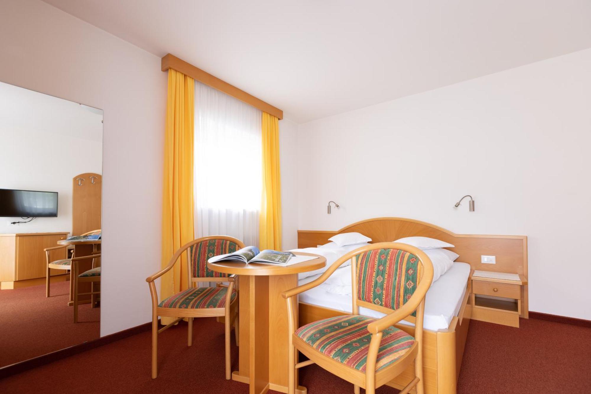 Garni Juval Hotel Tirolo Exterior photo